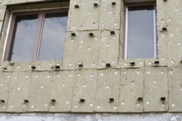La lana de basalto se utiliza con éxito para el aislamiento de fachadas.