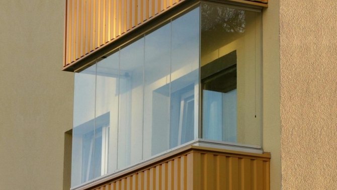 Bezrámová technologie zasklení balkonů