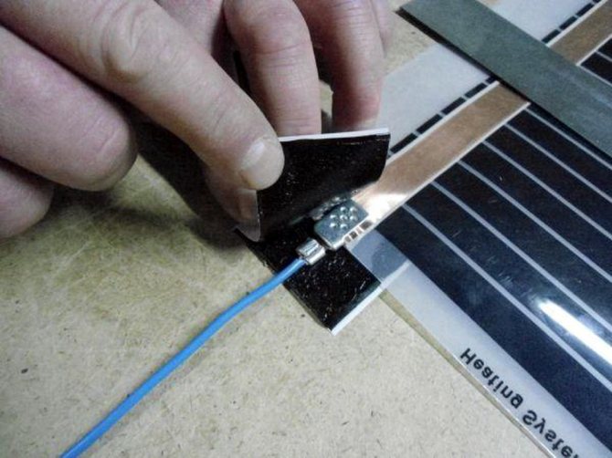 Bitumen tape acts as insulation for wire contacts