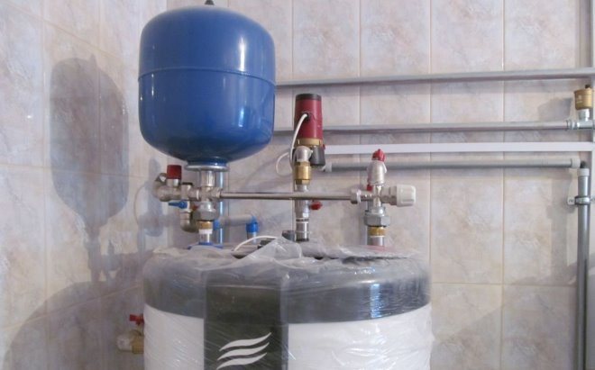 Máy bơm gia đình được thiết kế để tuần hoàn nước trong các hệ thống nước nóng nhỏ