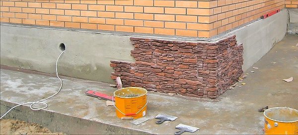 How to process the foundation of a house outside from moisture