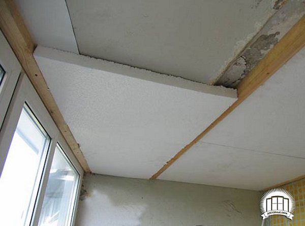 Ako lepiť polystyrén na betónový strop