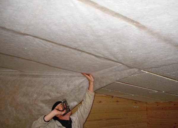 Πώς να κολλήσετε φελιζόλ σε μια οροφή από μπετόν