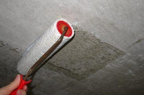 Hur man limar isopor till ett betongtak