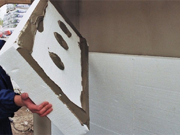 Jak lepit polystyren na betonový strop