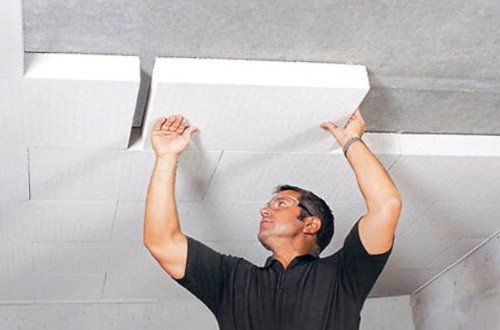 Ako lepiť polystyrén na betónový strop