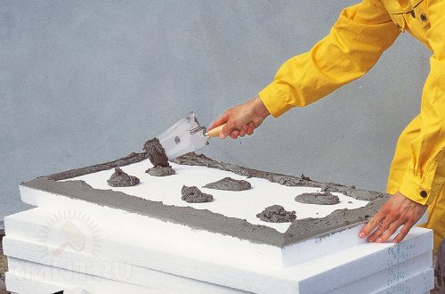 Cómo pegar espuma de poliestireno a un techo de hormigón