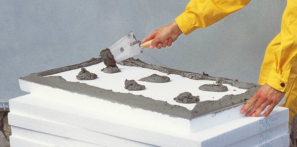 Hur man limar isopor till ett betongtak