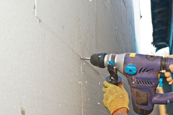 Как да залепите стиропор към бетонен таван