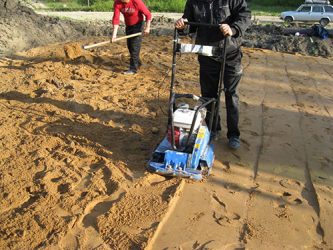 Bagaimana cara menampal pasir di bawah landasan?