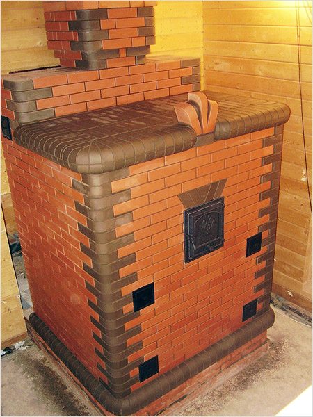 Ακόμη και το μικρότερο τούβλο σόμπα όχι μόνο μπορεί να ζεσταθεί το σπίτι, αλλά και να το διακοσμήσει.
