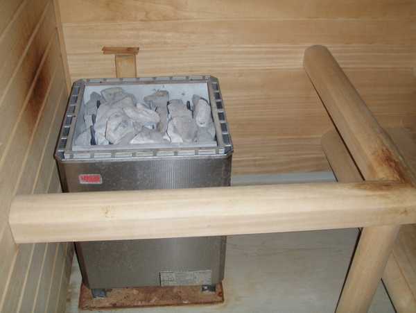 Recinzione in legno per la stufa della sauna. Questo è se non ci sono bambini nella vasca da bagno