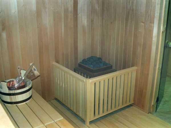 Holzzaun für einen Saunaofen
