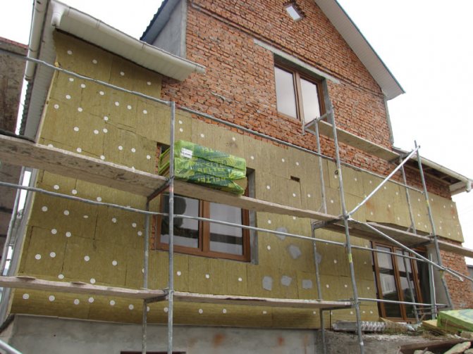 För värmeisolering av väggar, tak, fasader och andra delar av byggnader samt för isolering av utrustning används mineralull med en tjocklek på 50 till 150 mm