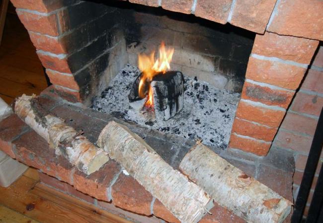 Brennholz, um das Feuer am Laufen zu halten