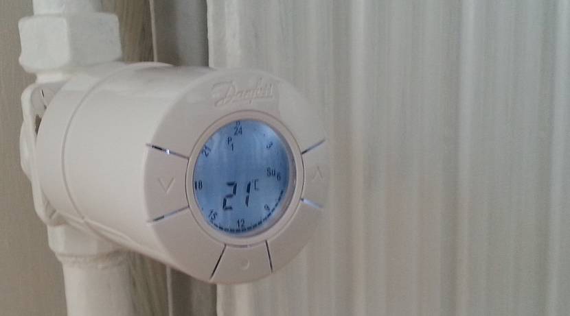 Obrazovka termostatu zobrazuje teplotu batérie