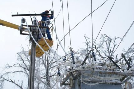 Los electricistas eliminan los efectos de la lluvia helada