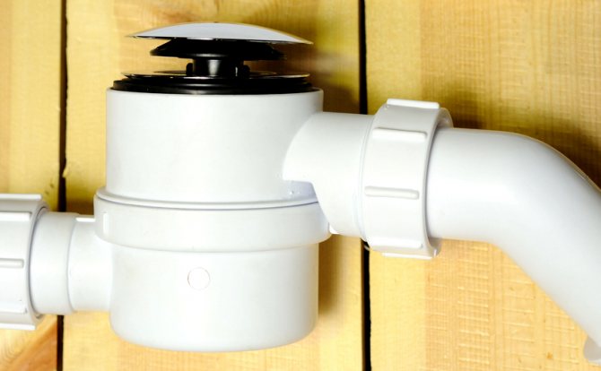 Hvis bruser sifonen bruges sjældent, anbefales det at installere en tør lugtfælde.