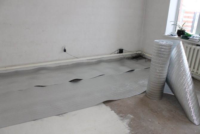 Foil penofol o izolon es una capa aislante en la construcción de un piso con calefacción.
