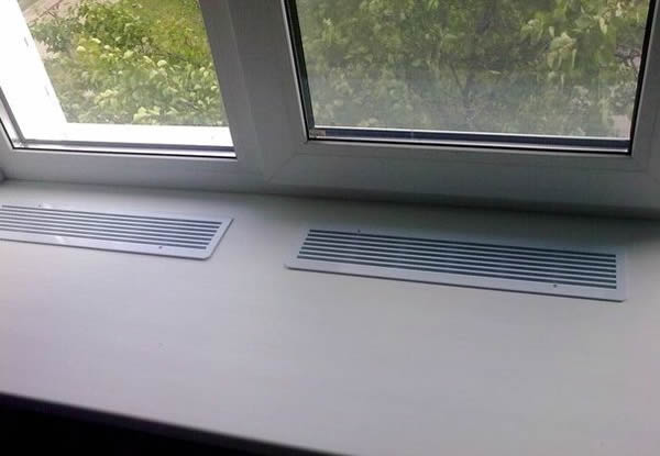 Foto della griglia di convezione nel davanzale della finestra