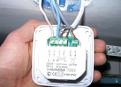 Photo - Disconnecting wires from the regulator