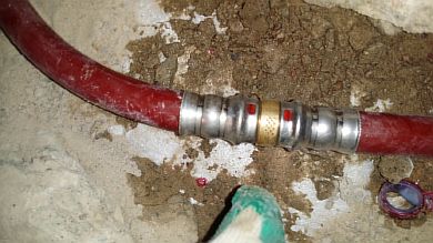 Foto - Conexión de tuberías de suelo con ajuste a presión.