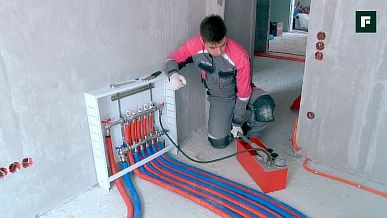 צילום - חיבור צינורות רצפה עם סעפת