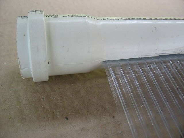 Fragment d’un col·lector solar format per una canonada de plàstic i policarbonat cel·lular