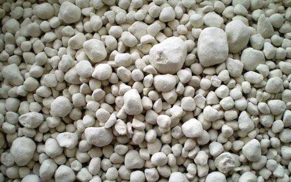 Slaked lime can be used to reduce moisture in the cellar
