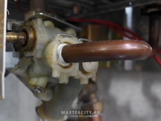 Escalfador d'aigua de gas Bosch / Junkers. Modernització i reparació de bricolatge. - foto 17