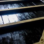 La impermeabilización de un piso de madera ayuda a prevenir el moho.