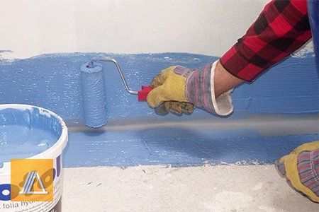 Impermeabilización de un baño bajo azulejos.