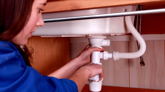 The odor trap for the sink or sink is equipped with an overflow system - an additional pipe, thanks to which the likelihood of flooding the apartment is eliminated