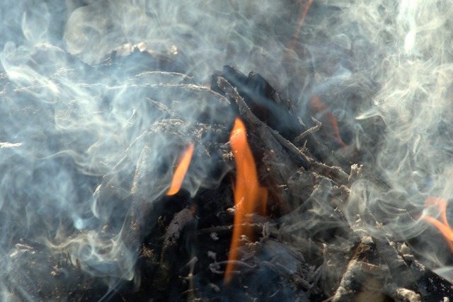 Spalaniu drewna i innych paliw stałych zawsze towarzyszy bardzo duże wydzielanie się dymu. Komin musi być w stanie odprowadzić te objętości w odpowiednim czasie.