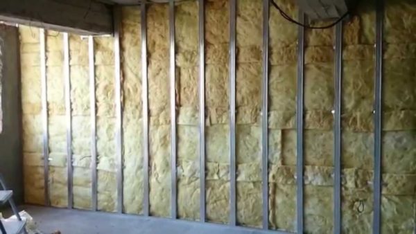 La buena absorción acústica le permite colocar material para rellenar paredes con paneles de yeso.