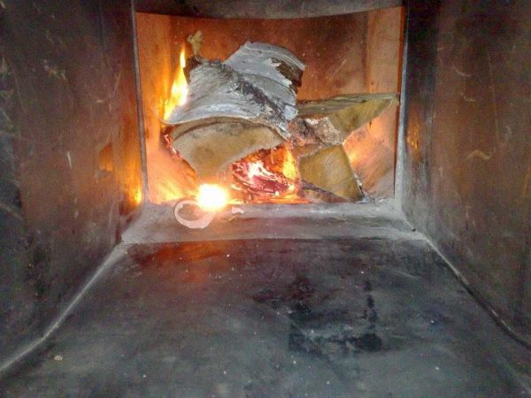 A tűztérben a fa égésének intenzitása könnyen beállítható