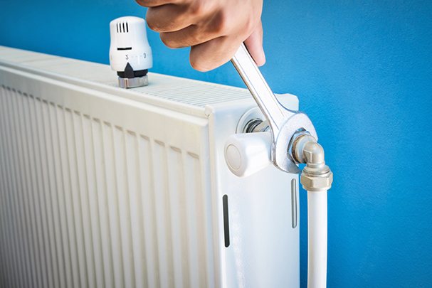 Kaip ir ką pašalinti šildymo akumuliatoriaus nuotėkį, kad neišleistumėte pinigų naujam radiatoriui