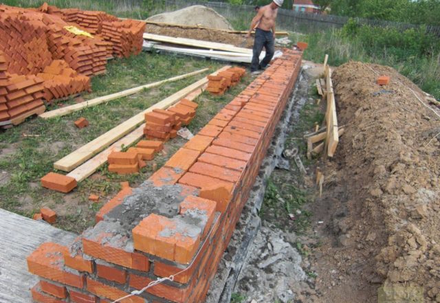 Comment poser des briques sur une fondation