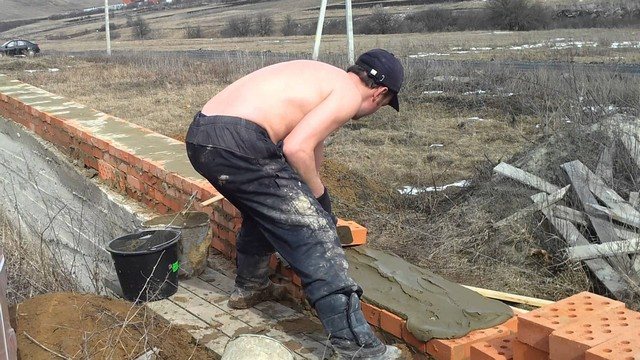 Como colocar tijolos em uma fundação