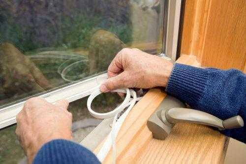 Hur man limar tätningen på fönstren.Hur man väljer att limma självhäftande fönsterisolering 01
