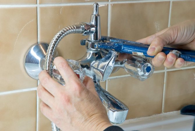 Comment visser correctement le robinet dans la salle de bain