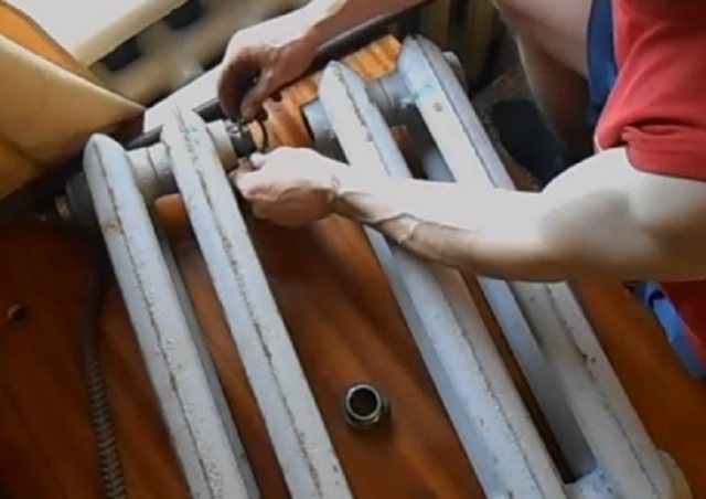 Hur man tar isär ett gammalt gjutjärnbatteri
