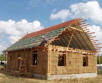 Cómo aislar una casa con paja y arcilla en el exterior con sus propias manos Video de una casa de madera con heno