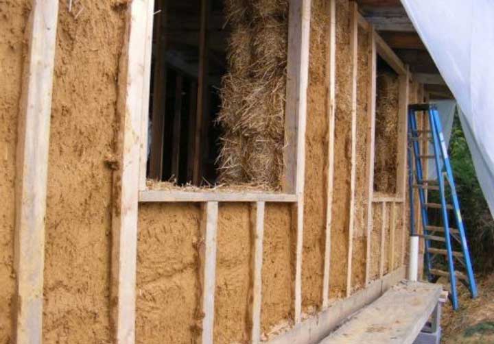 Come isolare una casa con paglia e argilla all'esterno con le tue mani Video di una casa di legno con fieno