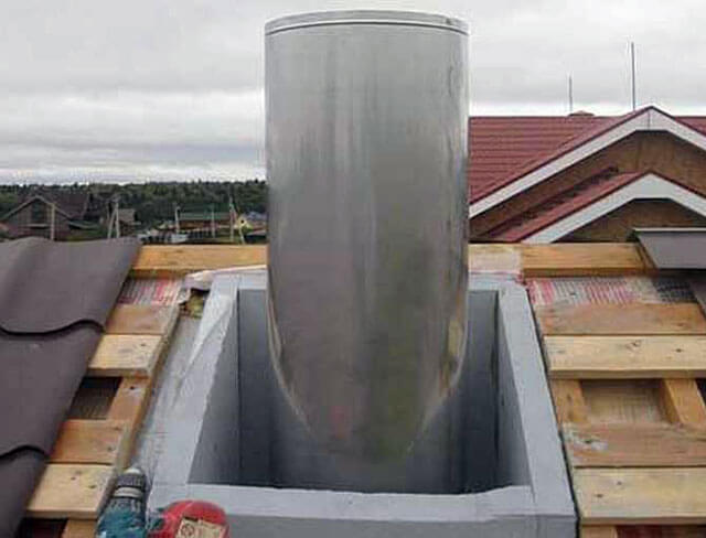 jak instalovat komínové potrubí přes střechu