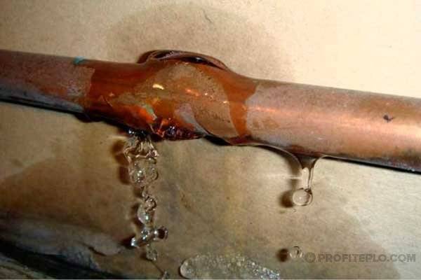 Ako vylúčiť netesnosť vo vykurovacom potrubí, mechanické utesnenie otvoru a chemické utesnenie netesnosti