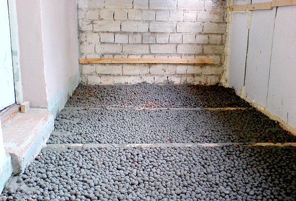 Come isolare pavimenti e soffitti con argilla espansa o scorie