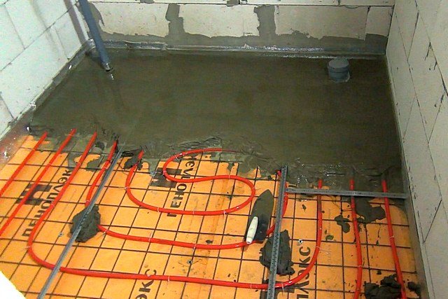 Kalkulator untuk mengira panjang kontur lantai yang dipanaskan air