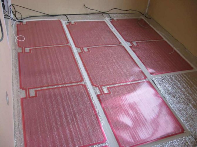 Pemanasan lantai bawah karbon: tikar inframerah rod, karbon elektrik di bawah lamina dan ulasan