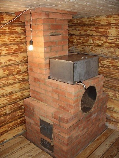 Stufa sauna in mattoni con stufa aperta